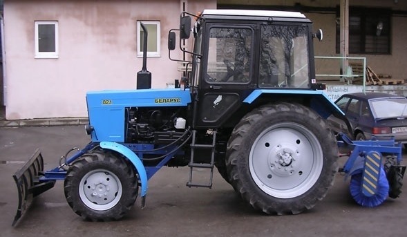 Фото - Коммунальный трактор (подметально-уборочный) МТЗ 82 (отвал и щетка).