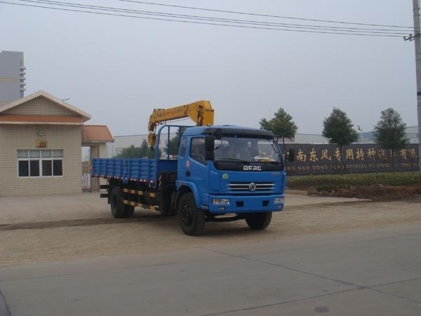 Фото - Бортовой грузовик Dong Feng 4х2 с краном-манипулятором 5 т