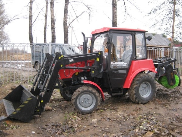 Фото - МТЗ 320.4М Беларус Трактор с щеткой и погрузчиком