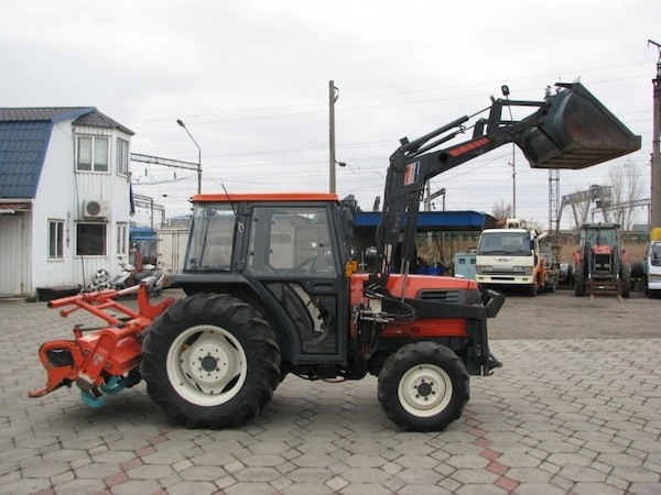 Фото - Мини-трактор Kubota GL-320 FL с Кабиной, погрузчиком и фрезой
